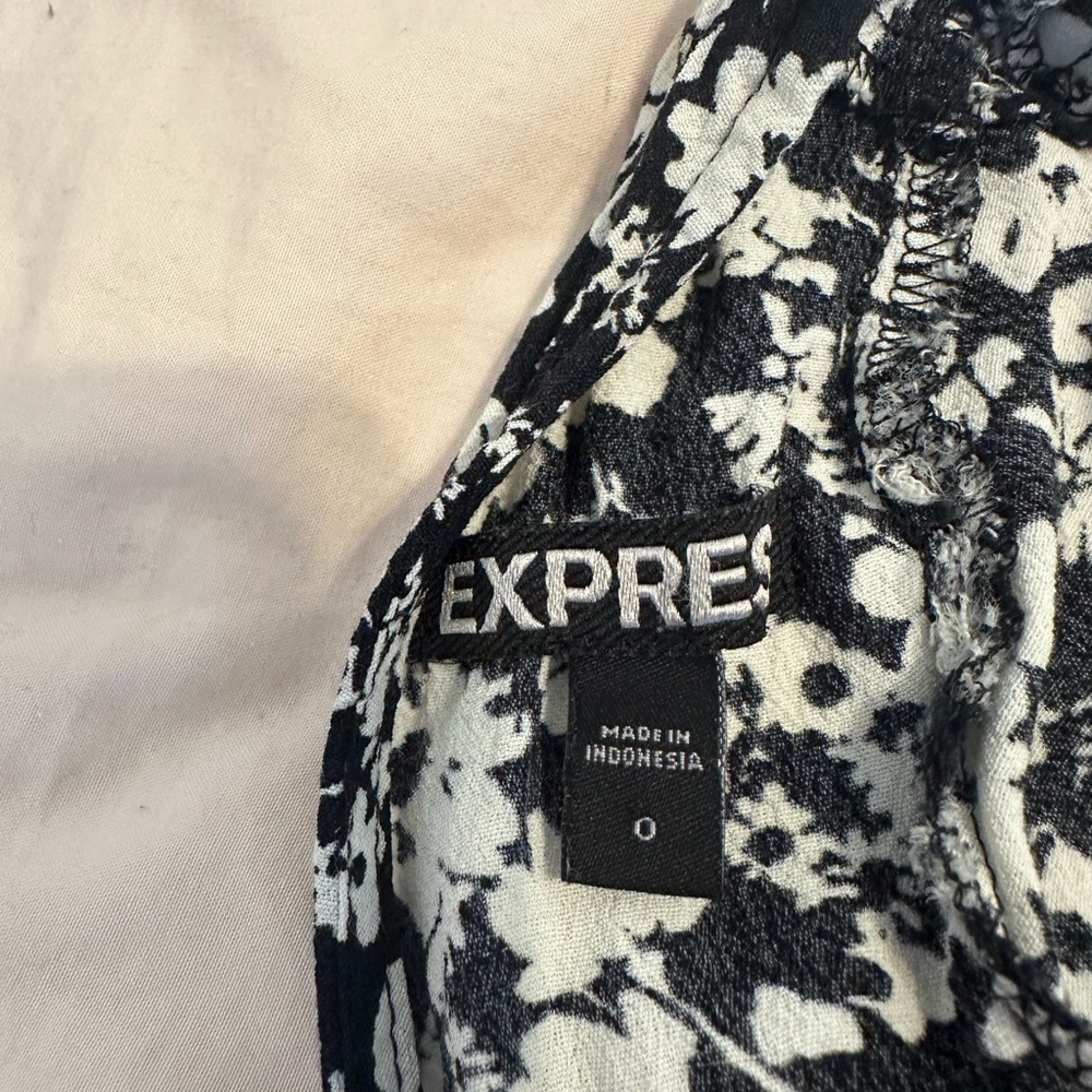 Express Black and White Floral Romper Short sleeves
Size 0 - Picture 7 of 8